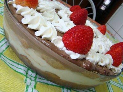Pavê de chocolate com morangos 