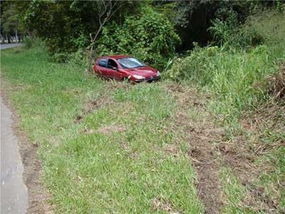 Roubam carro e envolvem-se em acidente
