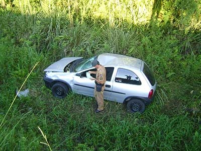 Corsa roubado é abandonado