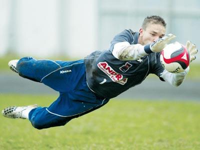 Jovem goleiro pode assumir titularidade no Paraná Clube