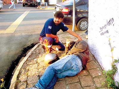 Motoqueiro ferido em acidente 