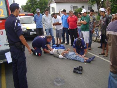 Motoqueiro fere as pernas em acidente