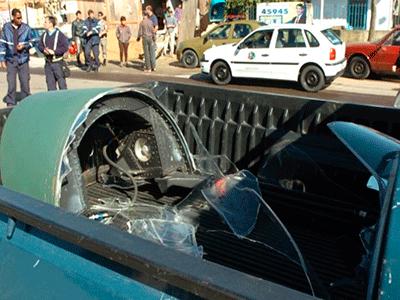 Peça de avião cai em avenida de Porto Alegre
