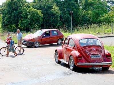 Veículos tem danos materiais em colisão na Vila Nova