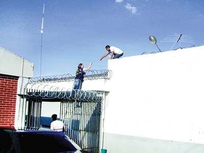 Presos  fogem do Cadeião em Campo Largo