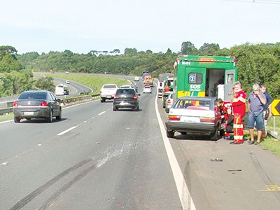 Acidente envolvendo dois caminhões e um carro