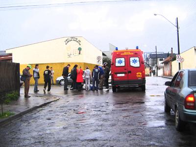 Ciclista ?fura? preferencial e provoca acidente no Centro