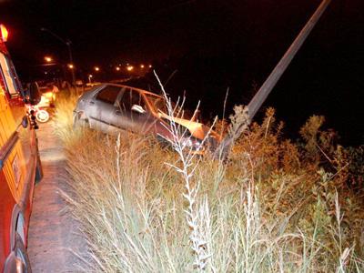 Veículo sai da pista e colide contra poste na PR-423