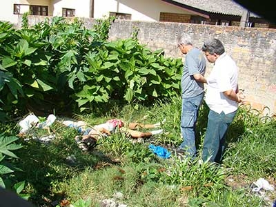 Travesti assassinado em matagal no centro.