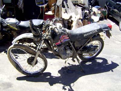 Pescador encontra moto dentro de rio