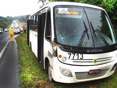 Caminhão atinge ônibus 