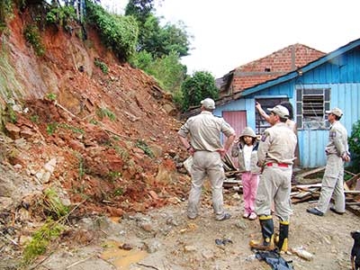 Barranco desmorona e atinge casa 