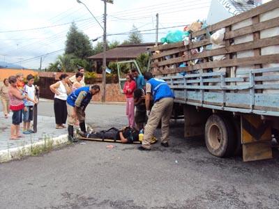 Coletor cai de caminhão e tem trauma de crânio