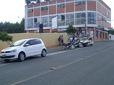 Carro e moto batem na Xavier da Silva