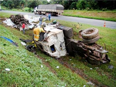 Caminhoneiro gravemente ferido