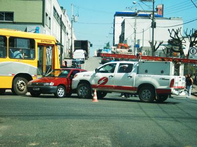 Toyota e Logus colidem na Xavier da Silva