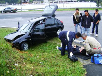 Carro sai da pista e bate em barranco 