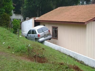 Gol fica pendurado em muro