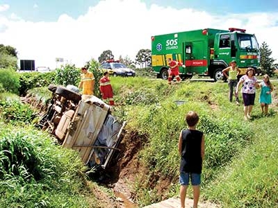 Caminhonete tomba ao ser atigida por caminhão