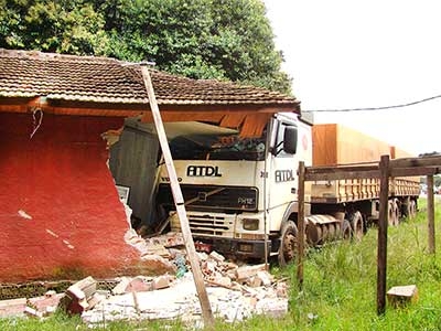 Caminhão desgovernado 