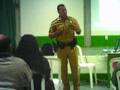 Policial realiza palestras na Escola Mauro Portugal