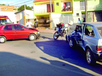 Quatro feridos em colisão na XV de Novembro