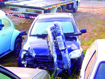 Motorista colide carro contra cerca 