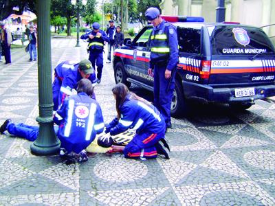 Samu atende vitima de queda na Praça da Matriz