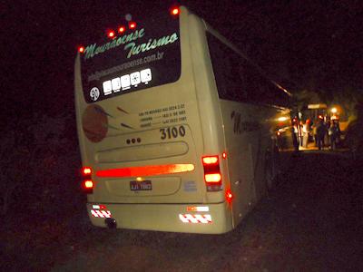 Quadrilha assalta ônibus de turismo 