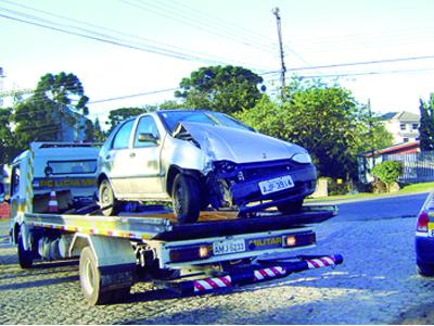 Motorista abandona carro após  colisão contra poste no Bom Jesus