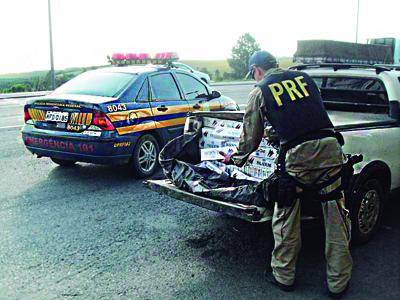 PRF apreende carro carregado com cigarro contrabandeado