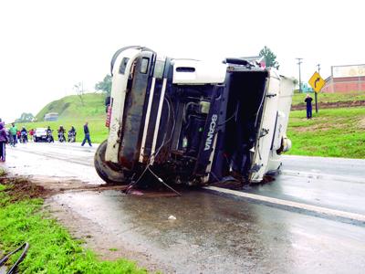 Carreta tomba e fecha a BR-277