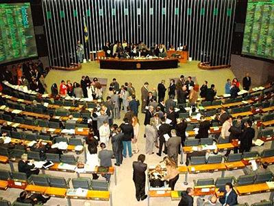 Câmara empossa quatro deputados 