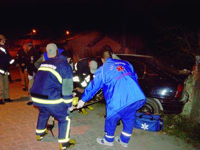 Veículo bate em muro e passageiro morre