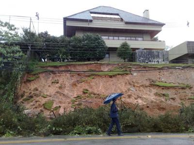 Chuva causa interdições de ruas e estradas em Curitiba e região