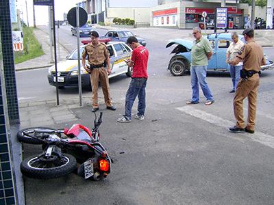 Fusca e moto batem em perigosa esquina