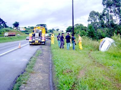 Van tomba ao ser fechada por caminhão