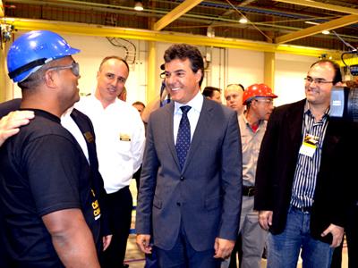 Caterpillar inaugura fábrica de tratores em Campo Largo