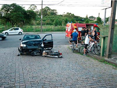 Saveiro e motocicleta colidem frontalmente