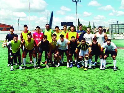 Confraternização de atletas com futebol