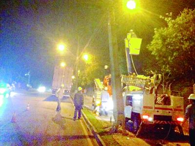 Caminhão atinge poste e deixa 6 mil sem energia