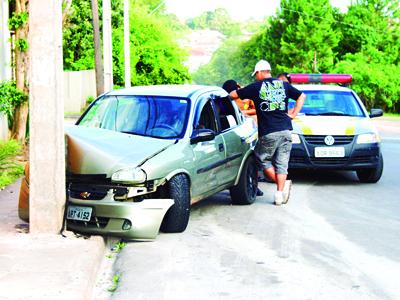 Carro bate em poste e deixa passageira ferida