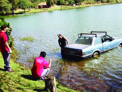 Veículo desgovernado e sem motorista cai na Lagoa Grande