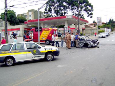 Acidente entre caminhão e carro no Centro