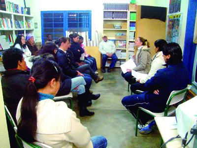 Pais e professores participam de reuniões no Colégio João F. Küster