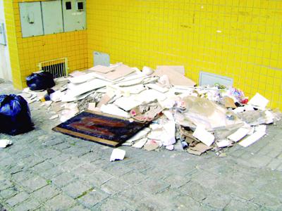 Há mais de três meses lixo é acumulado no centro