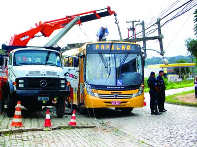 Ônibus derruba poste no São Vicente 