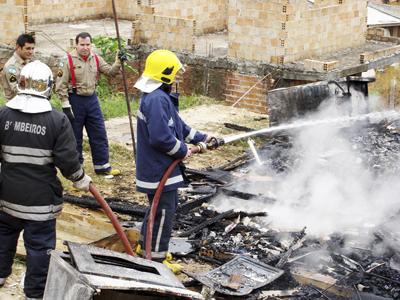 Homem é suspeito de incendiar a própria casa