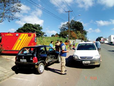 Acidente entre Corsa e Montana no Bom Jesus