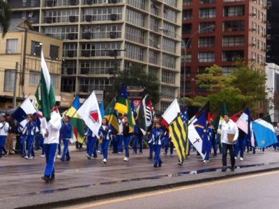 Desfile de Sete de Setembro reúne mais de 8 mil pessoas em Curitiba